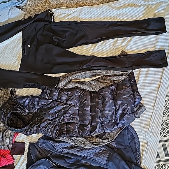 BULK LULULEMON CLOTHING SALE - Picture 7 of 8